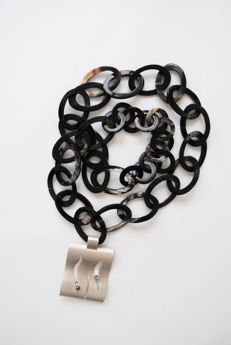 Hornkette mit Silberanhänger und eingearbeiteter Fassung mit Ametyst und Süßwasserperlen